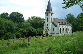 Kostel a hřbitov v zaniklé vesnici Zadní Zvonková