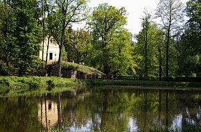 Z Deštné na zámky Pluhův Žďár a Červená Lhota