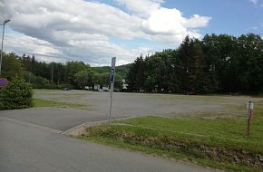 Dolní parkoviště u sjezdovky Monínec