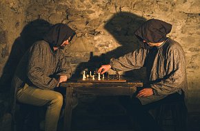 Středověká úniková hra Alchymista