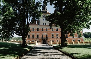 Sochařský park, Zámek Bechyně