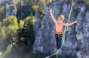 Slackline Show na Stezce korunami stromů.