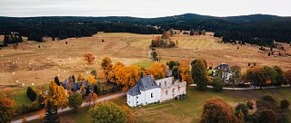 Pohoří na Šumavě a kostel Paní Marie Dobré rady