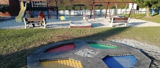 Zemní trampolína v obci Střítěž