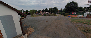 Stání u tenisového kurtu