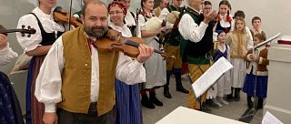 Tradiční zpívání vánočních koled na schodech v muzeu